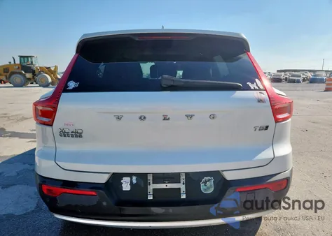 2021 Volvo Xc40 T5 Momentum z USA, uszkodzony, nr VIN YV4162UK0M2447154